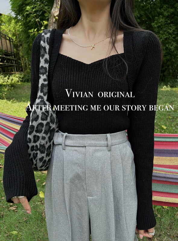 New in early autumn! [VIVIAN] fake two-piece slim-fit exposing collarbone temperament sweater V6018# ZXX