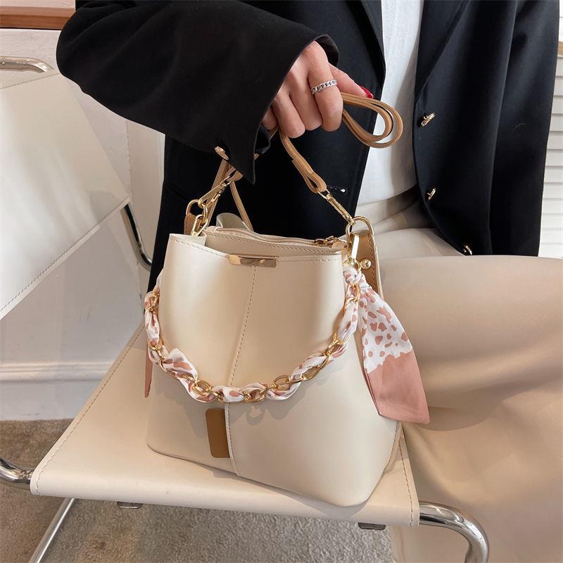 High-quality texture large-capacity bucket bag women's 2022 spring and summer new fashion messenger bag niche commuter shoulder bag