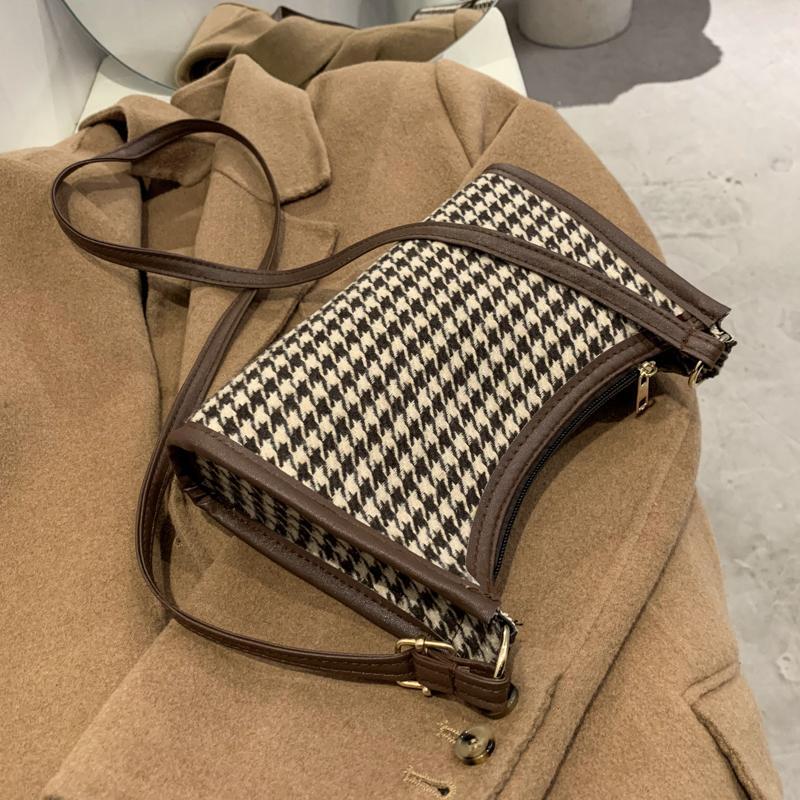 On the new popular French autumn and winter baguette underarm bag female 2022 new trendy retro wild plaid single shoulder messenger bag