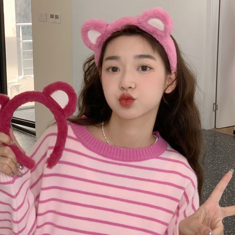 Strawberry bear plush headband for women in autumn and winter, washing face, pressing hair, non-slip hairpin, 2022 new net red cat ear headband