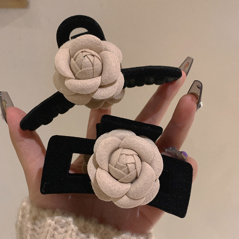 Camellia clip ~ black velvet retro small fragrance three-dimensional high-quality back head shark clip French hair clip