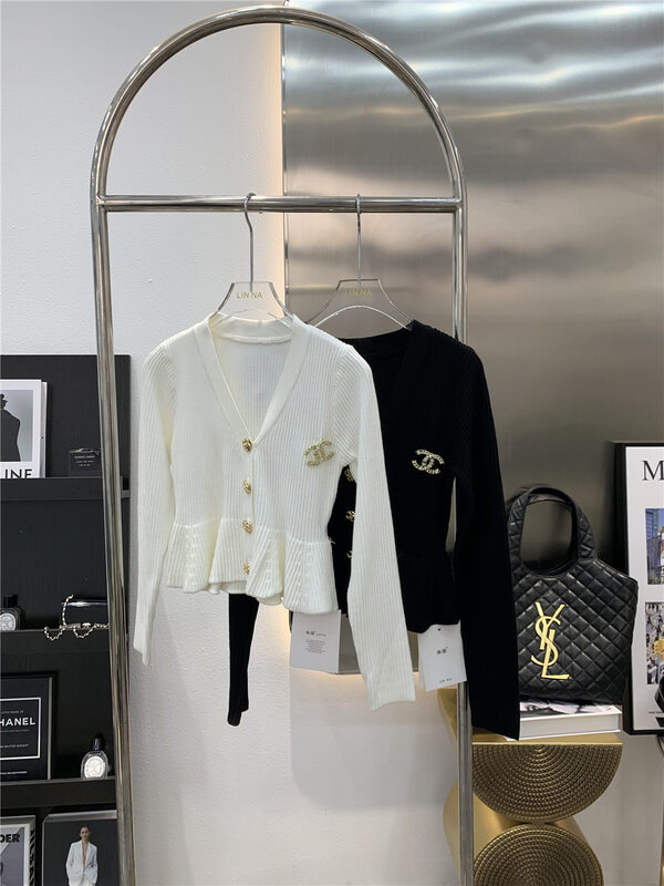 New in autumn! [LINNA] V-neck breasted solid color knitted cardigan (without brooch) 82895# JJ