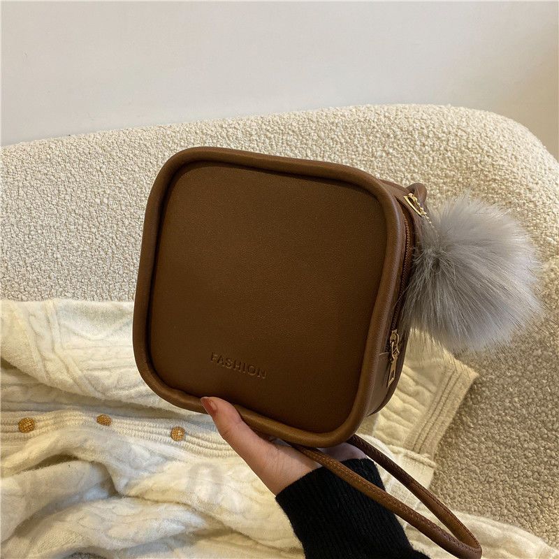 High-quality Western-style retro small bag women's bag 2021 new shoulder bag autumn and winter texture messenger bag small square bag