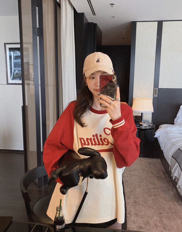 [Y.JIA Ijia] Korean version of the loose contrast color raglan letter long-sleeved T-shirt YS1-2325