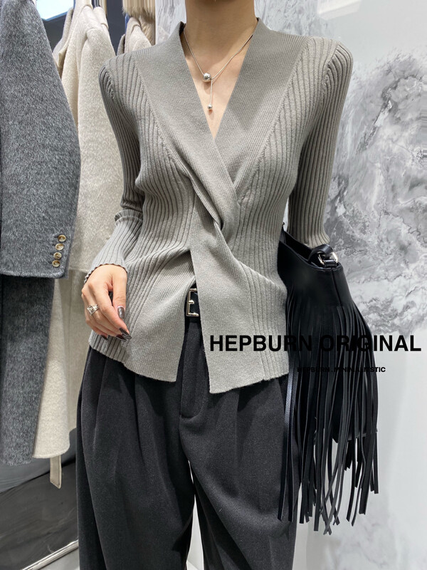 [HEPBURN Hepburn] Temperament Slim Fit Twisted Design Knit Sweater Elegant and Thin Y61