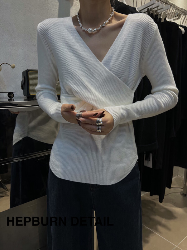 [HEPBURN Hepburn] Front cross overlapping design knitted sweater pure desire temperament Y80