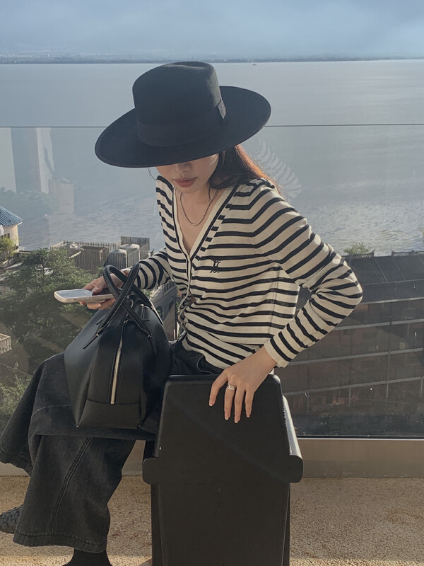 【ON LINE】Wool v-neck classic striped button embroidered knitted cardigan with 30% wool YS1-PA396