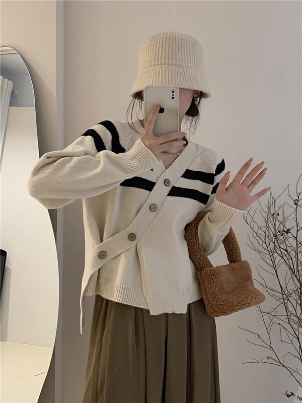 [Blue Show] Irregular v-neck diagonal button knitted cardigan 7284# LSW