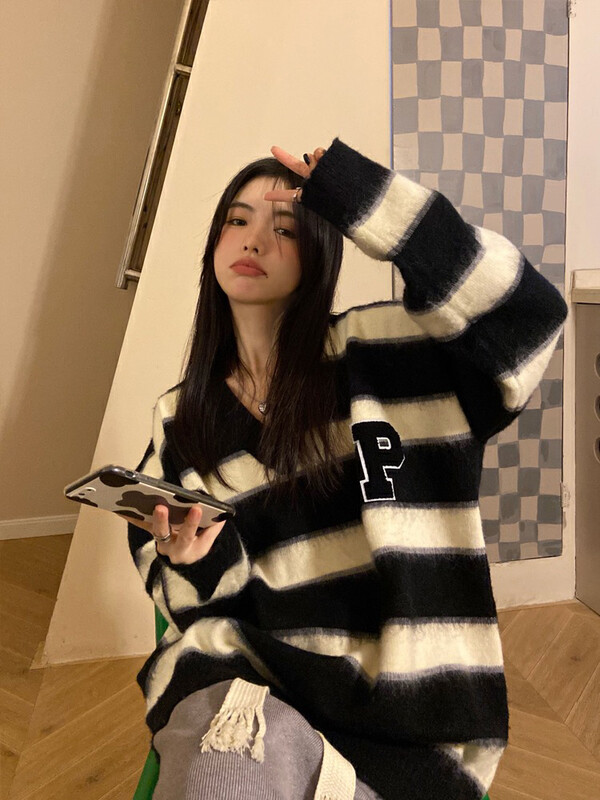 【L.L STUDIO】V-neck letter embroidered sweater 78439# PCZ