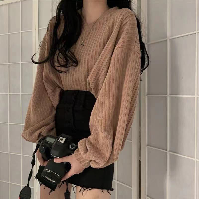 Top women's loose outer wear spring and autumn 2022 new bat-shaped wild short section black thin section long-sleeved sweater trendy