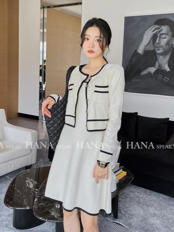 [HANNA Hanna] Temperament knitted sweater cardigan suspender skirt female hit color splicing top suit H3527