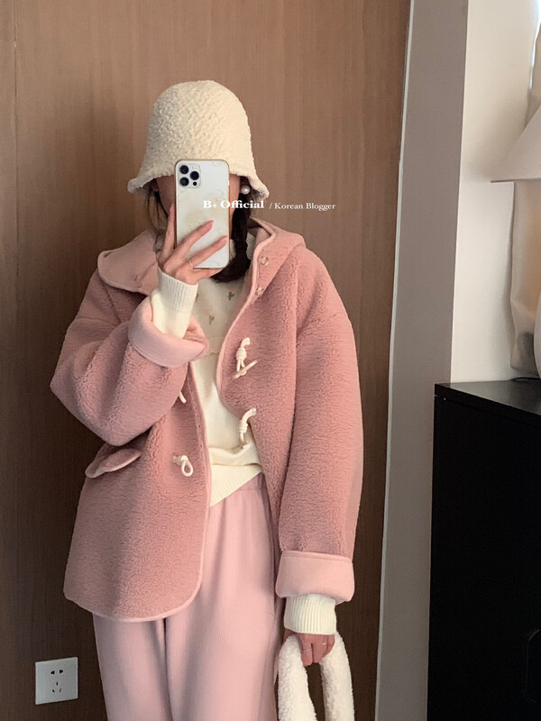 【B plus】Korean version cream age-reducing sweet polar fleece hooded horn buckle thickened short coat 22-8479-2