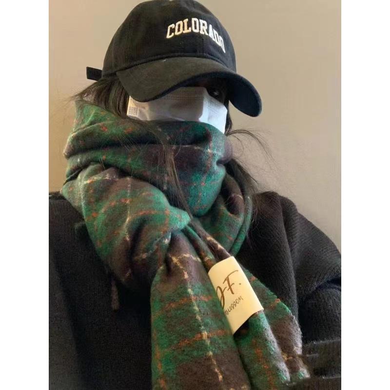 The beauty is suffocating~The new green ins Korean version of the all-match scarf female winter students keep warm Korean atmosphere sense scarf