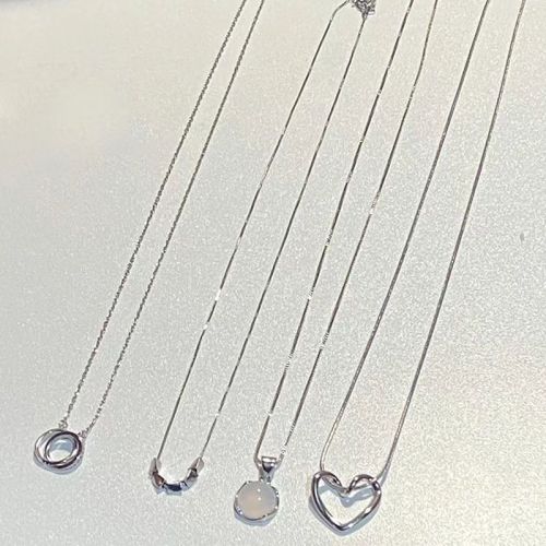 Niche hollow love necklace female ins Japan and South Korea simple design pendant clavicle chain simple but elegant gentle fairy style