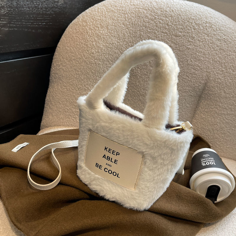 Niche design bags 2021 new trendy winter hand-held single-shoulder women's bag Messenger all-match ins plush bucket bag