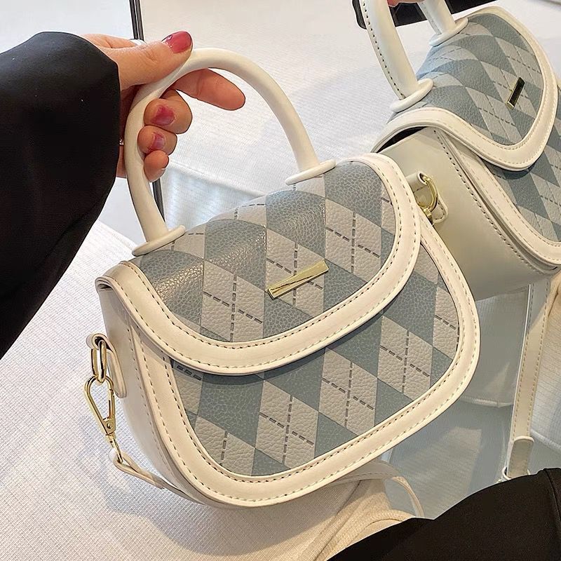 Niche design small bag female 2022 new summer portable hot style Messenger bag fashion rhombic semicircle saddle bag
