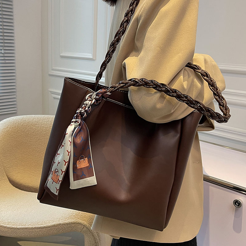 Big bag women's large-capacity bag 2022 new all-match autumn and winter texture shoulder bag simple class commuting tote bag