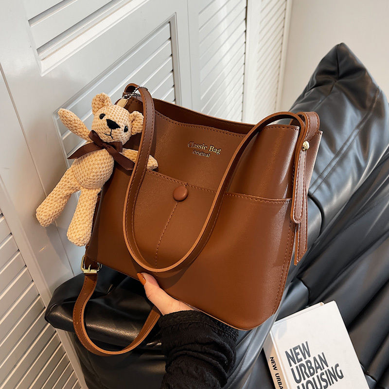 Large-capacity commuter armpit bag women's 2022 new autumn and winter retro niche shoulder bag all-match fashion bucket bag