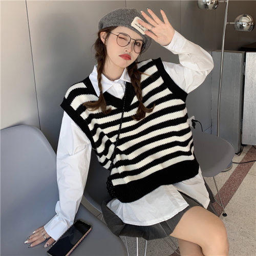Real price real shot Knitted vest women's vest black and white striped V-neck sleeveless sweater shirt