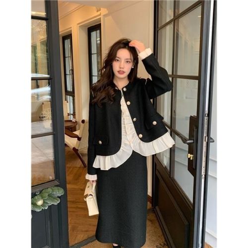  Spring and Autumn  Spring and Autumn Wooden Ear Side Contrast Color Stitching Black Round Neck Small Fragrance Short Jacket + A-line Skirt Suit Trendy