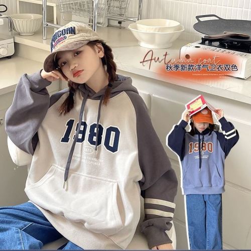 Girls fleece sweater 2022 autumn and winter new middle and big children Korean style foreign style loose hooded children's thickened top