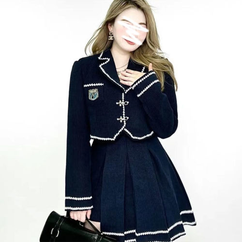 Miss﹣[Qingya Yigao] Slightly fat autumn and winter new fashion age-reducing college style coat and suspender dress [shipped within 15 days]