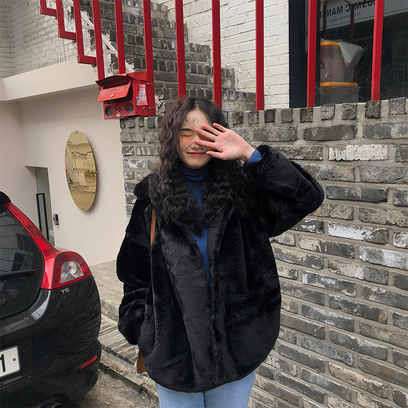 Take a real picture of a new type of warm cotton padded windbreaker in winter