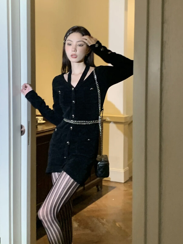 【SAVAGE】Velvet Xiaoxiang French Style Royal Sister Style Halter Neck V-Neck Dress (With Waist Chain) S2061# WPL
