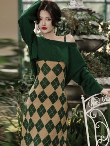 Autumn and winter temperament goddess Fan knitted suspender dress two-piece suit Hepburn style retro gentle sweater dress