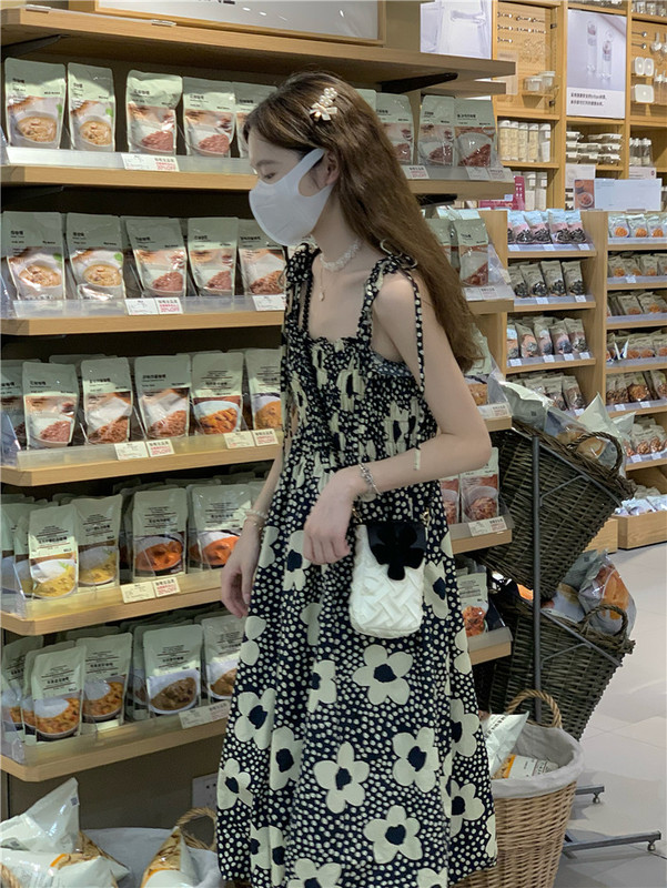 Explosive models in stock, real price, real price~French Hepburn style little black dress, design sense, niche black suspender dress for women