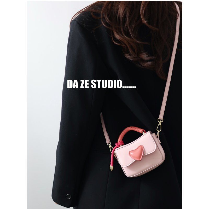 Small bag female 2022 new one-shoulder portable Messenger bag niche design ins pink love mini small square bag
