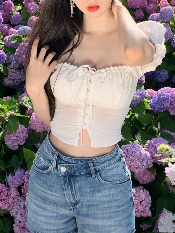 Attack of the Sweet Girls, the style cannot be overstated and the design is perfect. French square neck short-sleeved top shirt.