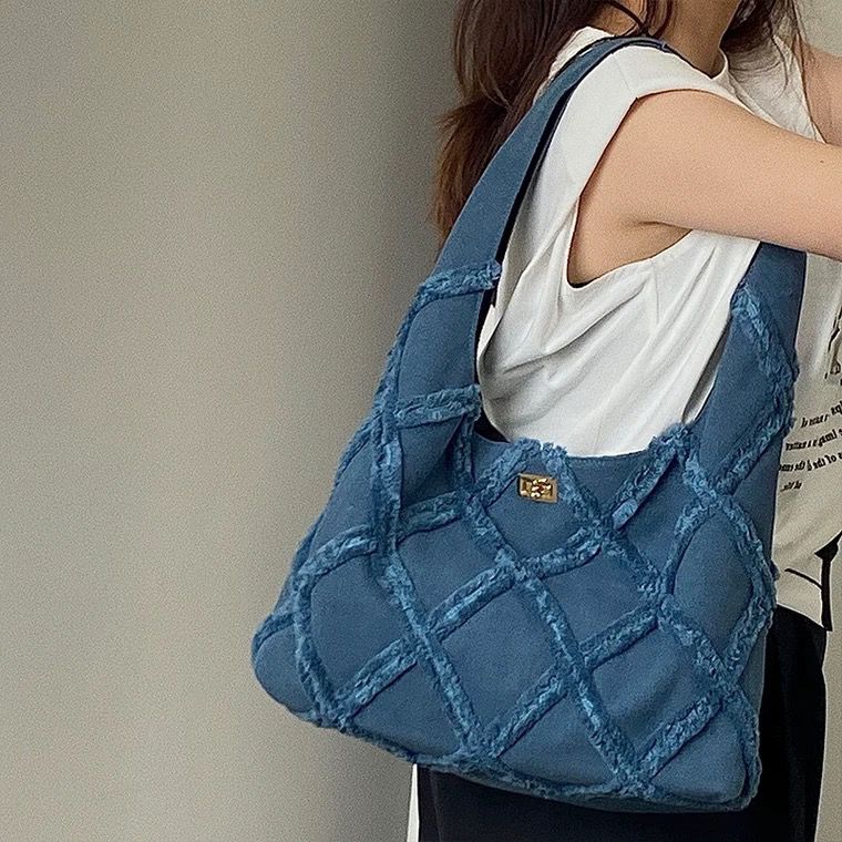 Niche design trend denim canvas bag women 2022 new tassel large capacity casual tote bag shoulder bag