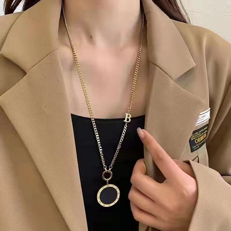 Sweater chain 2023 autumn and winter extended titanium steel double-sided mother-of-pearl Roman numerals round plate necklace European and American style accessories