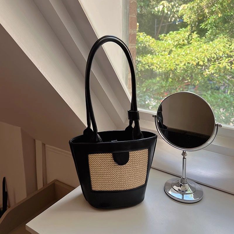 Korean niche design straw woven handbag bag 2023 new bucket bag retro hand carry single shoulder armpit bag