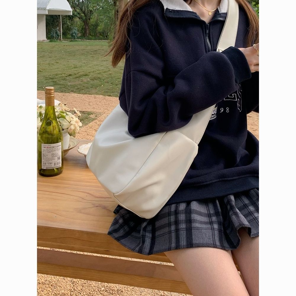 Large-capacity bag female 2023 new soft leather niche commuter tote bag college students class shoulder bag Messenger bag