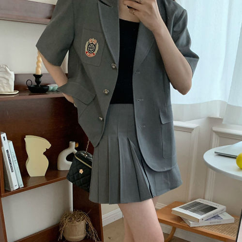 Loose gray short-sleeved suit high-waisted pleated skirt 2023 new college wind salt system wear a two-piece summer suit