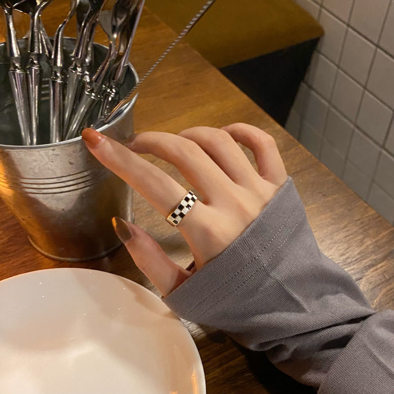 Niche design black and white checkerboard checkerboard ring female ins blogger with the same paragraph retro index finger ring simple metal ring