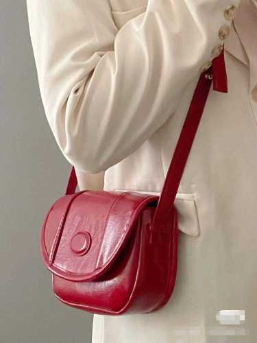 Korean retro oil wax leather saddle bag women's 2022 new niche texture fashion half-moon shaped shoulder Messenger bag