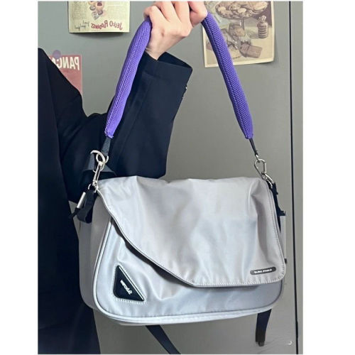2022 autumn and winter new Messenger bag Tide brand new female niche shoulder bag casual commuting handbag underarm bag