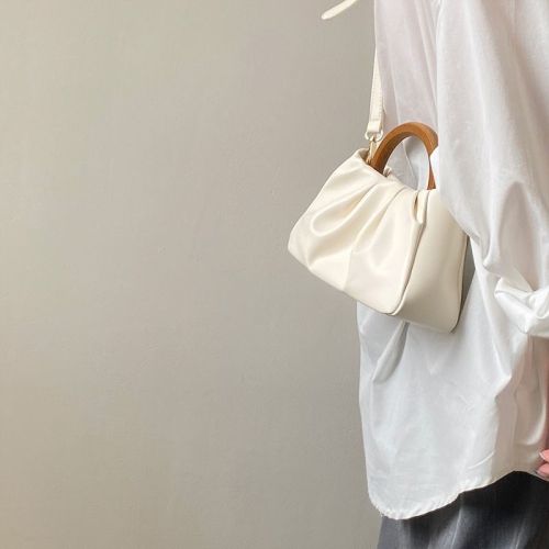 Retro wooden handle portable pleated cloud bag women's bag 2023 new niche all-match ins Messenger small bag hand carry