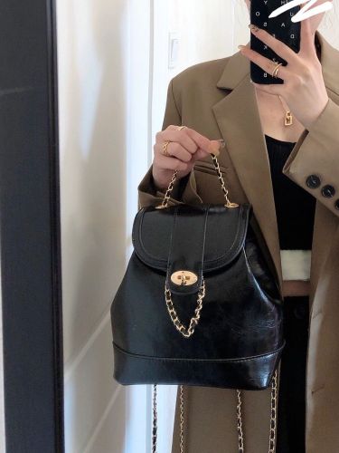 Shoulder chain bag black small fragrant wind water bucket bag Korean small crowd design all-match high-grade oily wax leather small backpack