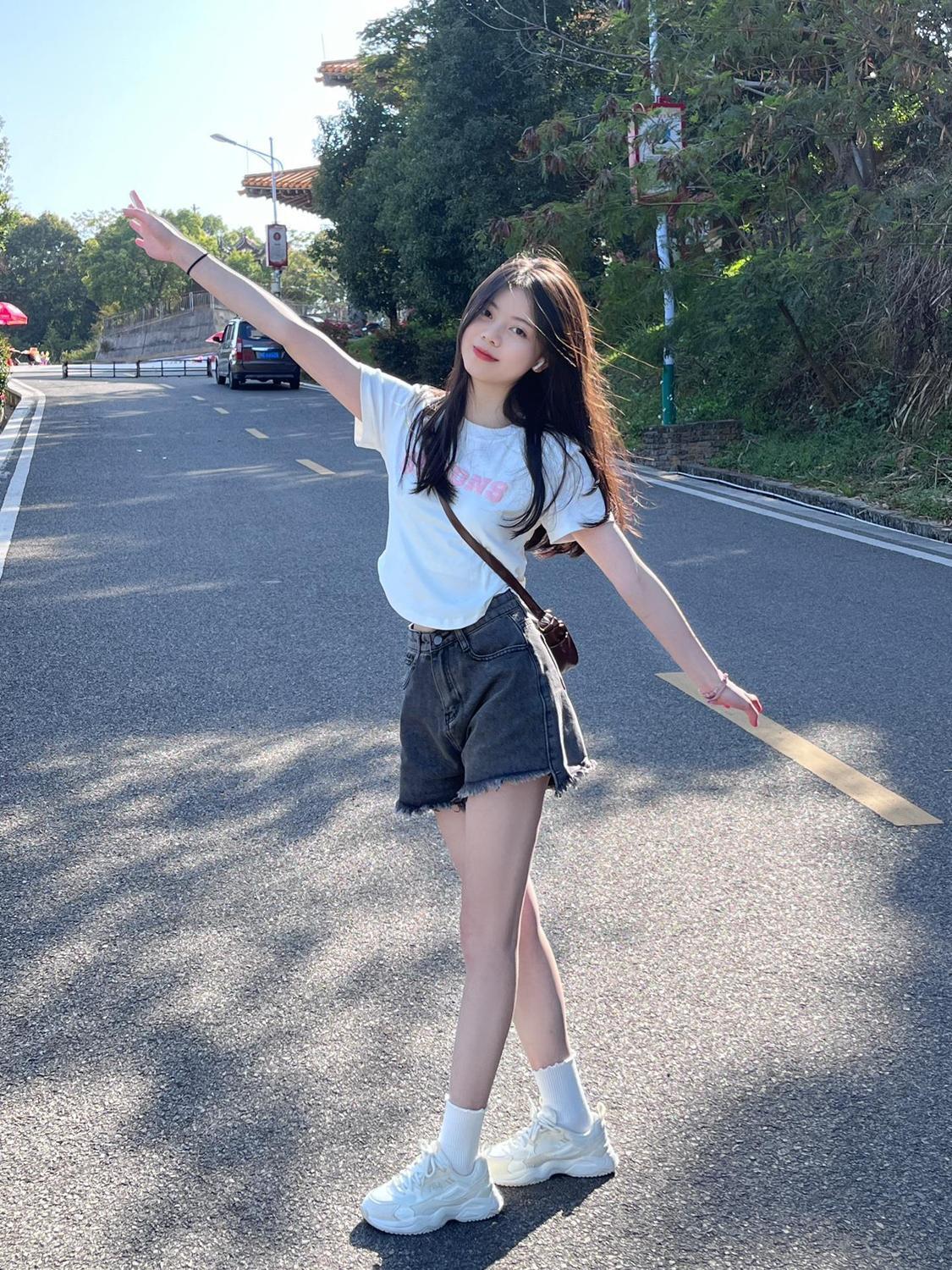 Pure desire self-cultivation short-sleeved t-shirt women's summer ins super hot niche design sense chic hot girl short sexy top clothes