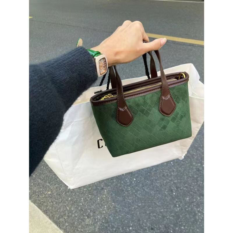 Autumn and winter exquisite portable small bag women 2022 new class commuting bag niche Messenger bag Korean small square bag