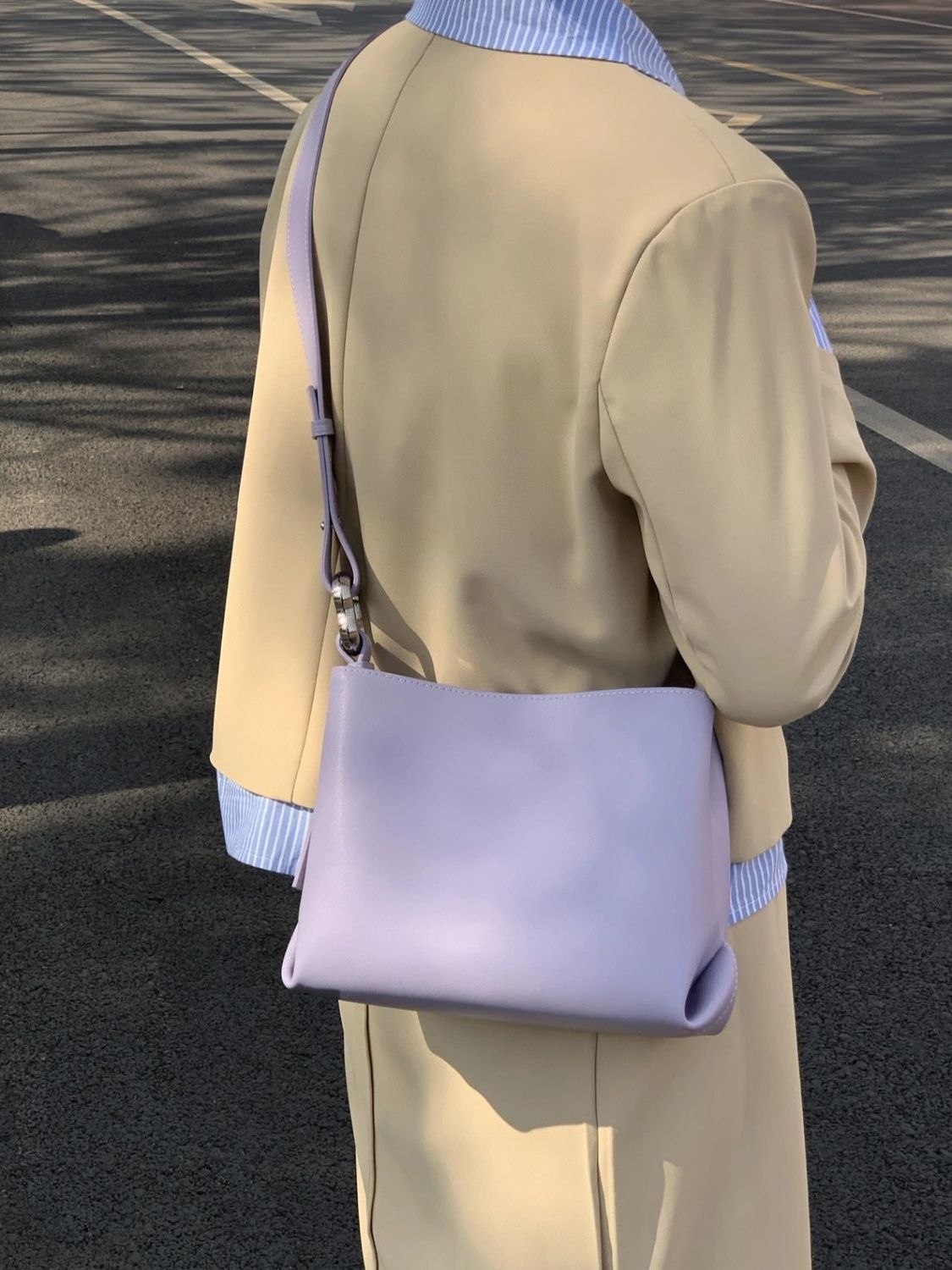 Large-capacity bag women's 2023 new high-end niche commuter women's bag white one-shoulder Messenger soft leather bucket bag
