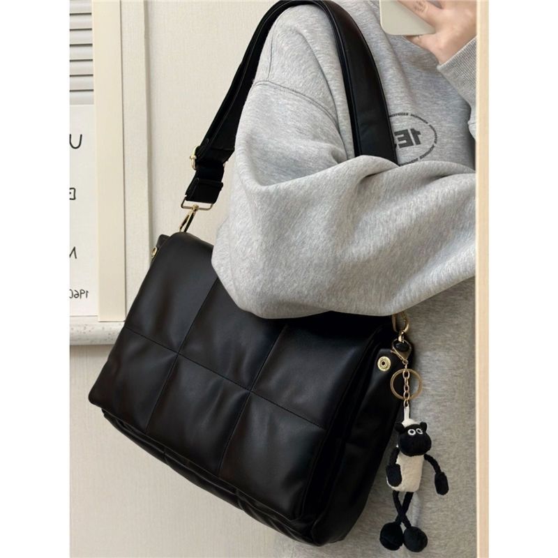 High-end niche down large-capacity large bag women's bag 2023 new trendy autumn and winter texture Messenger bag all-match