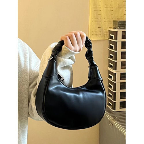 Niche design pleated cloud bag female crescent bag crossbody semicircle saddle bag ins Korean version 2023 new