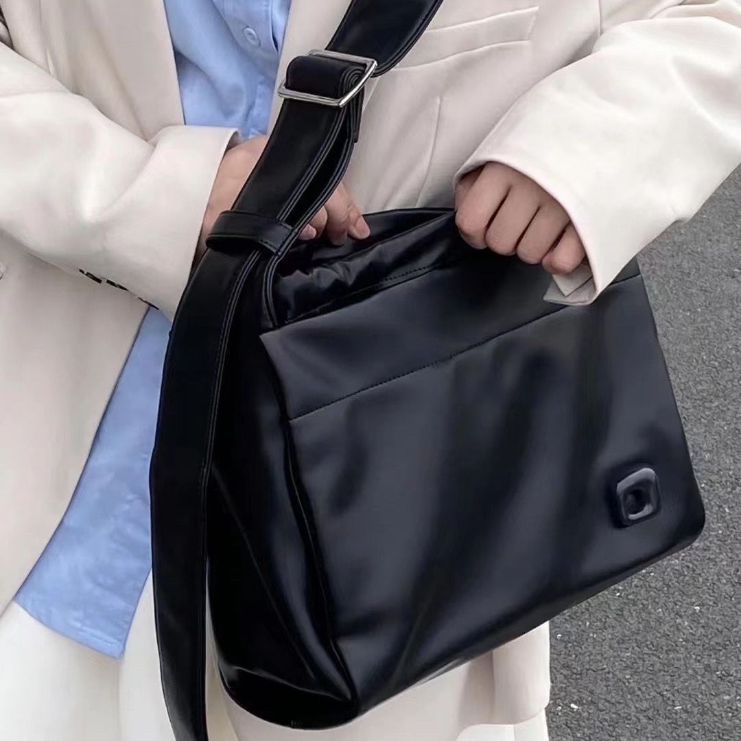 Korean bag women's 2023 new high-end one-shoulder Messenger bag large-capacity underarm bag class commuting tote bag