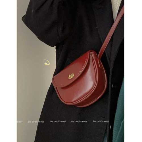 Red bag women 2022 new autumn and winter retro saddle bag niche texture all-match ins messenger bag wedding bag