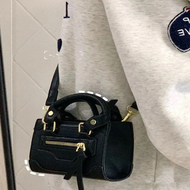 Small bag female 2022 new autumn and winter Messenger bag exquisite unique all-match niche design hot girl black mini bag